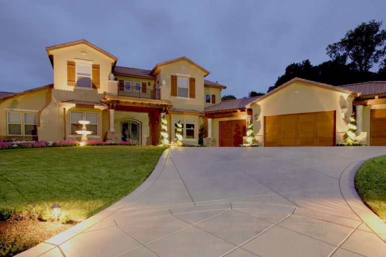 The Benefits of Hiring a Professional for Garage Door Repairs in Arlington